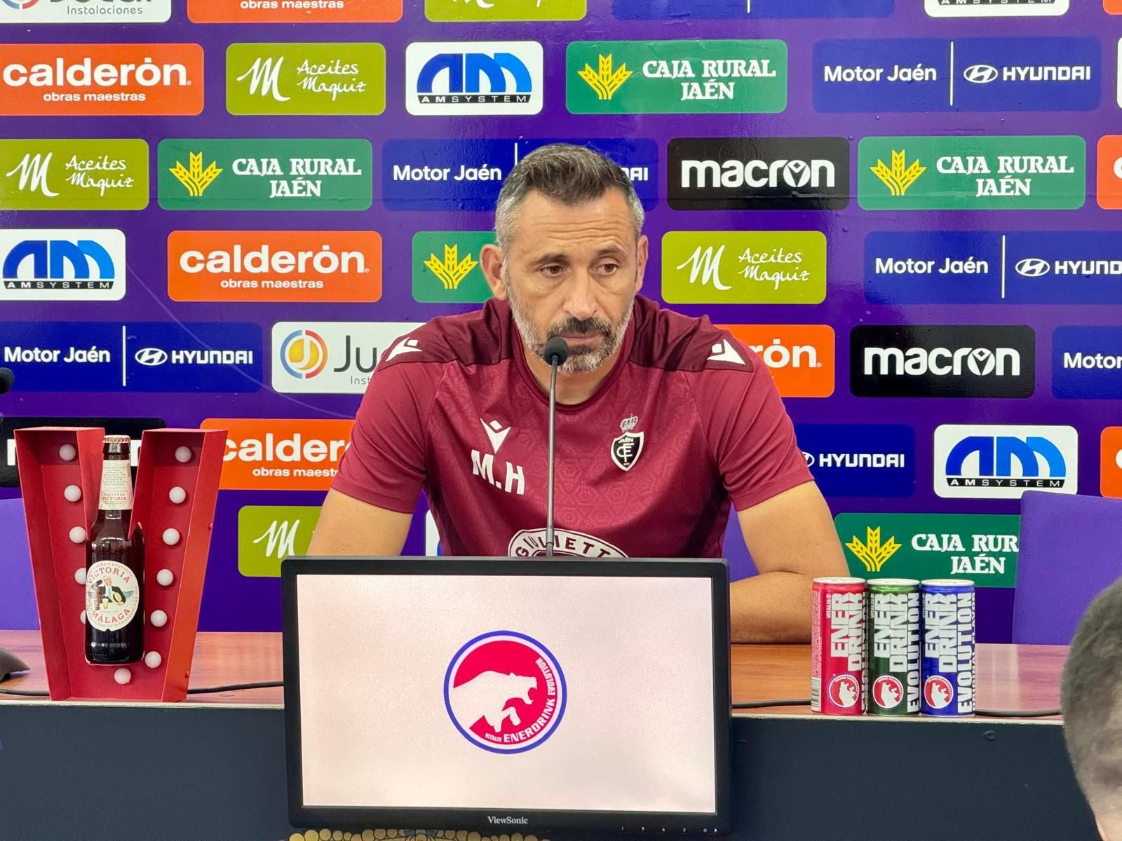 Manolo Herrero atiende a los medios de comunicación en sala de prensa.