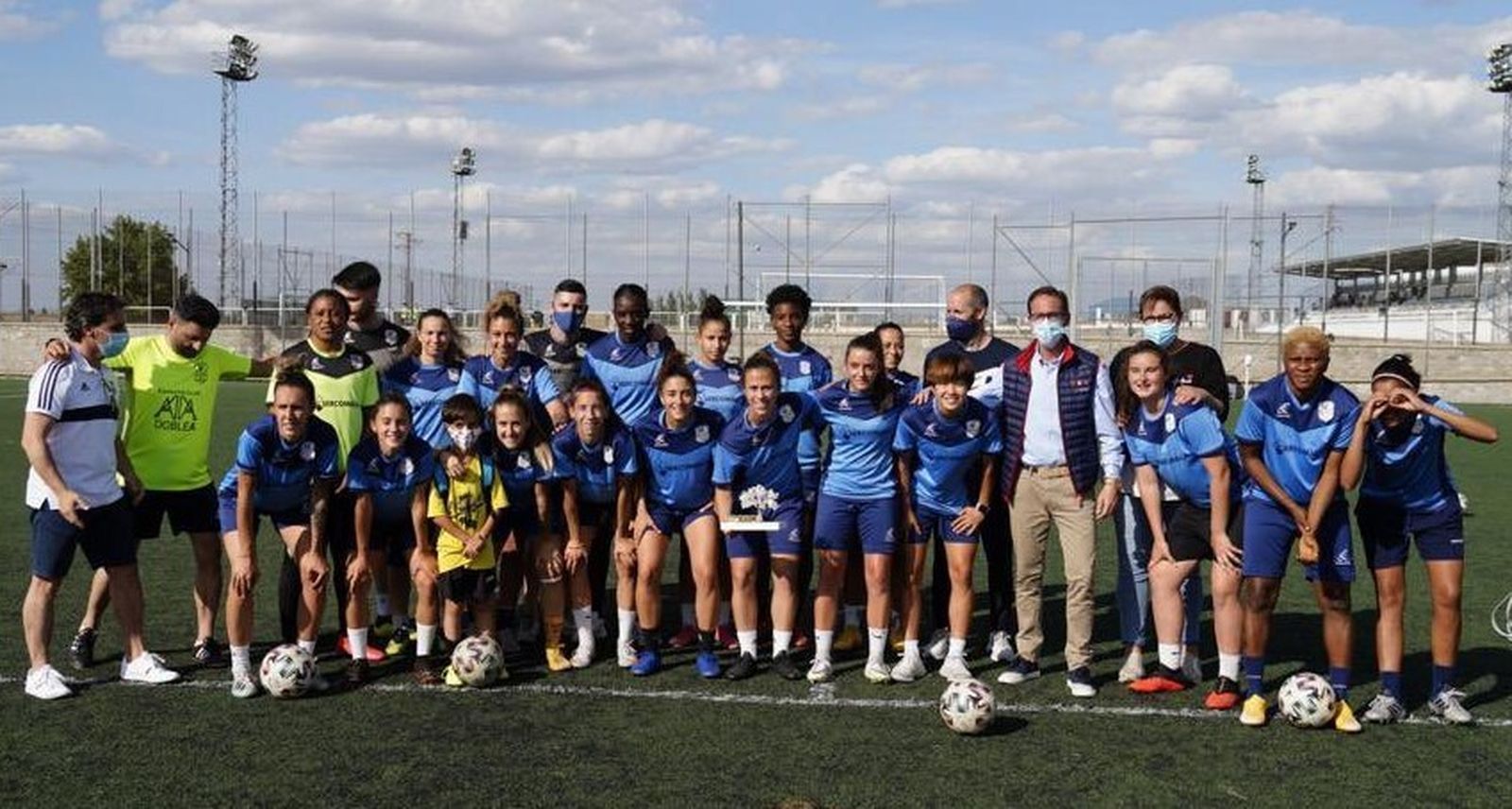 Las chicas del Pozoalbense, junto a los representantes institucionales en el homenaje recibido.