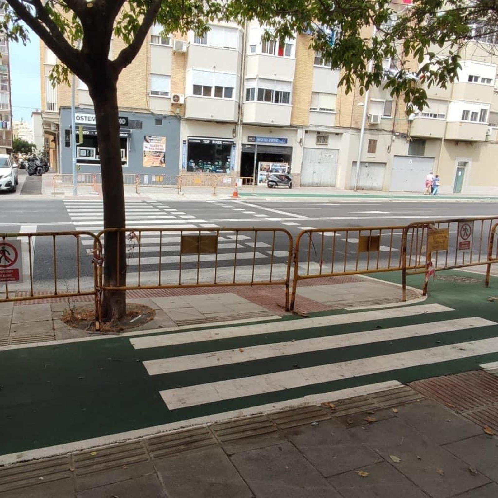 Meses y meses con el paso de peatones bloqueado