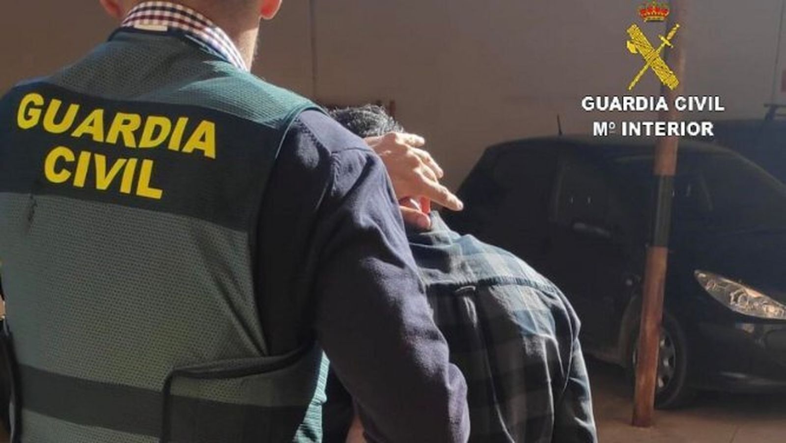 Uno de los detenidos en la operación.