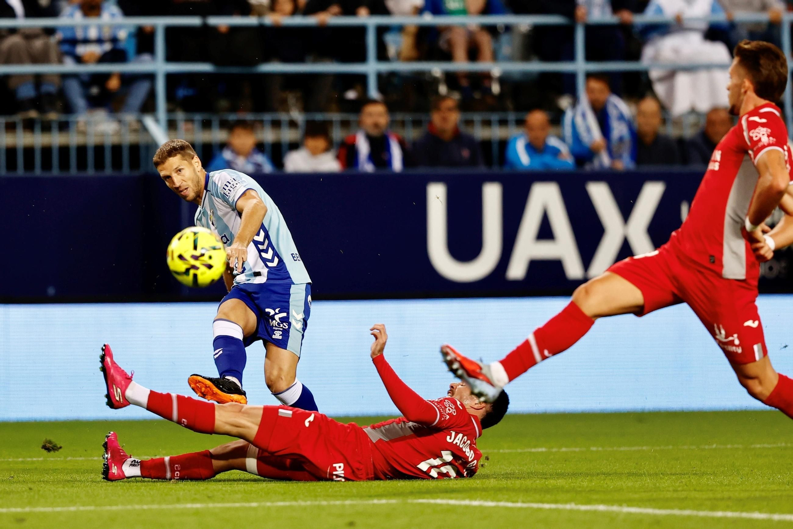 Las fotos del imponente ambiente en La Rosaleda en el Málaga - Córdoba CF