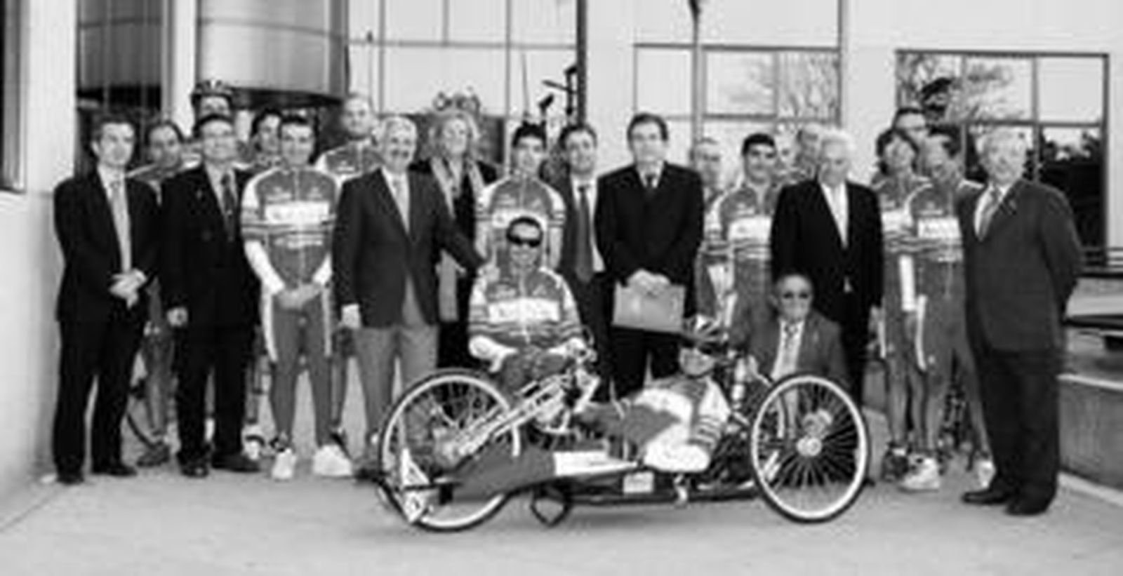 Foto de familia del nuevo equipo ciclista y los distintos representantes de los patrocinadores.