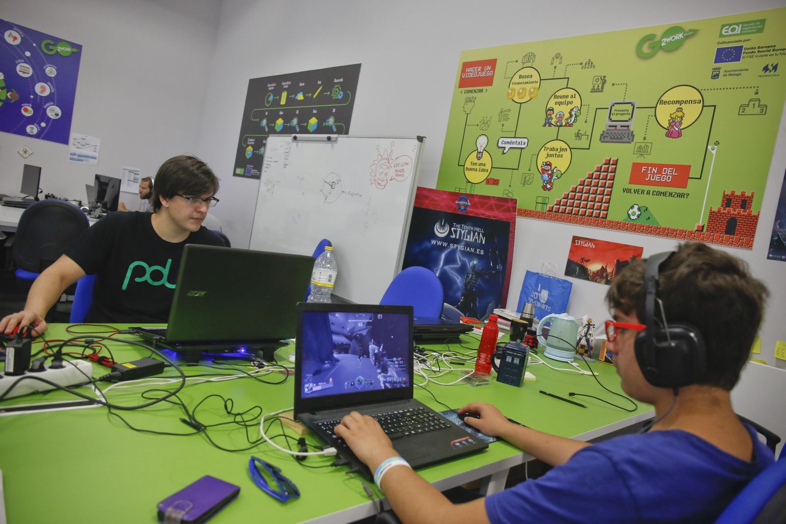 Unos jóvenes trabajan en el desarrollo de un videojuego en el Polo Digital.