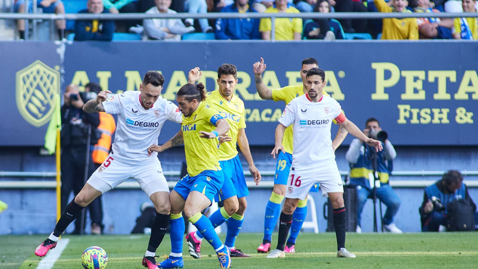 Ocampos, rodeado, trata de salir con calidad en la banda derecha.