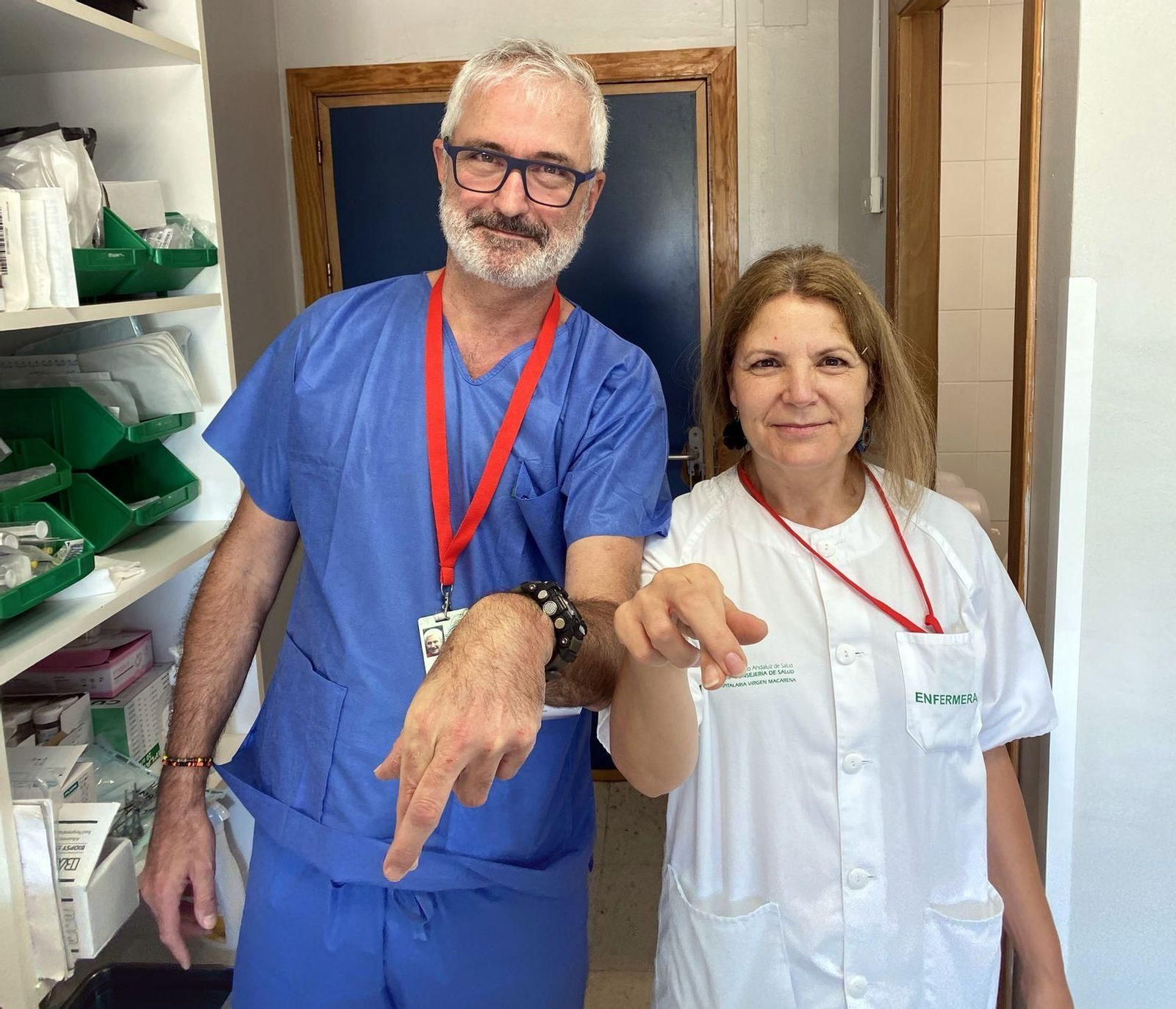 El doctor Pedro Blasco y la enfermera Azucena Jiménez, con los dedos cruzados hacia abajo, símbolo de la campaña.