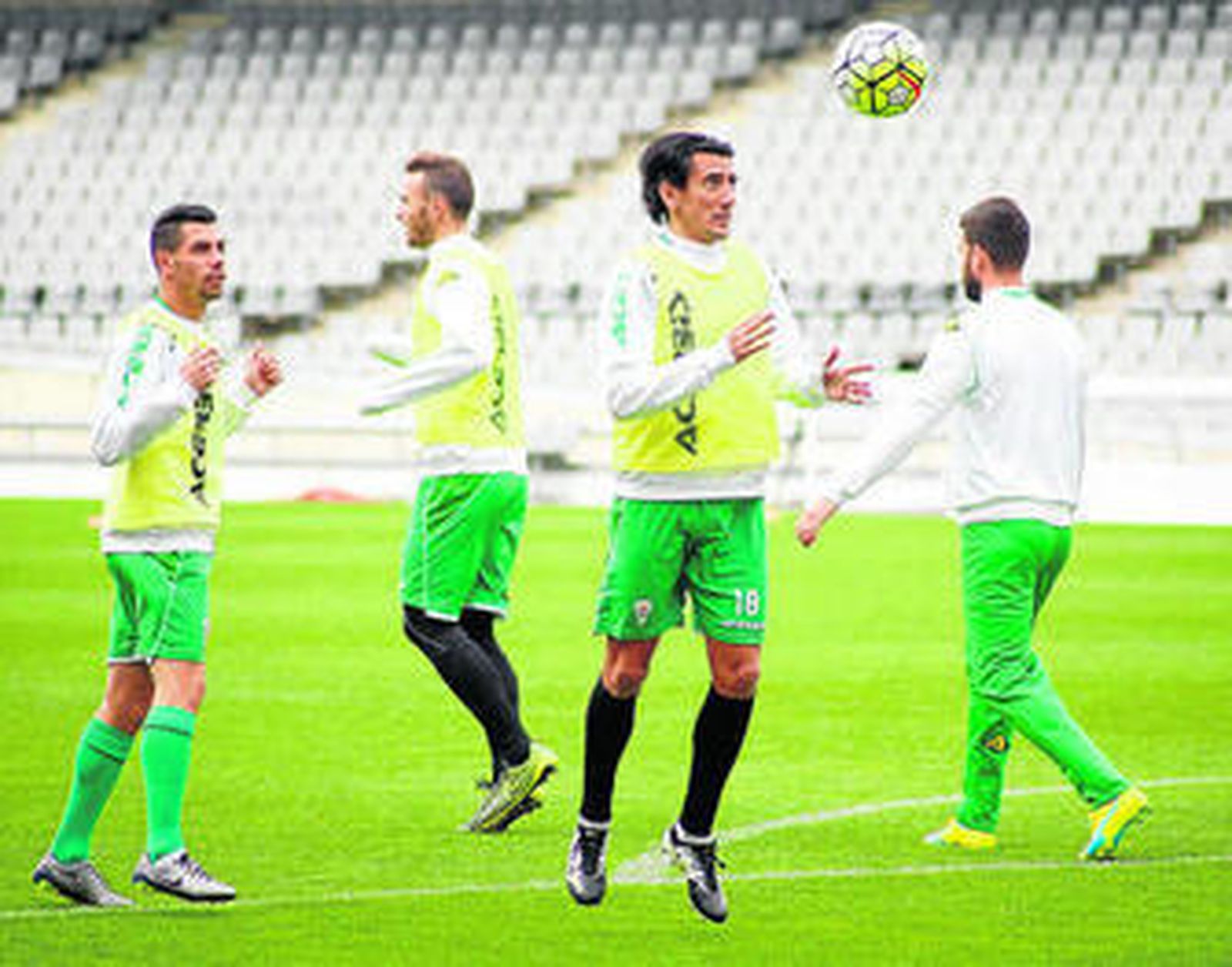 Pedro Ríos remata de cabeza durante un entrenamiento, con Caballero, Xisco y Cisma al fondo.