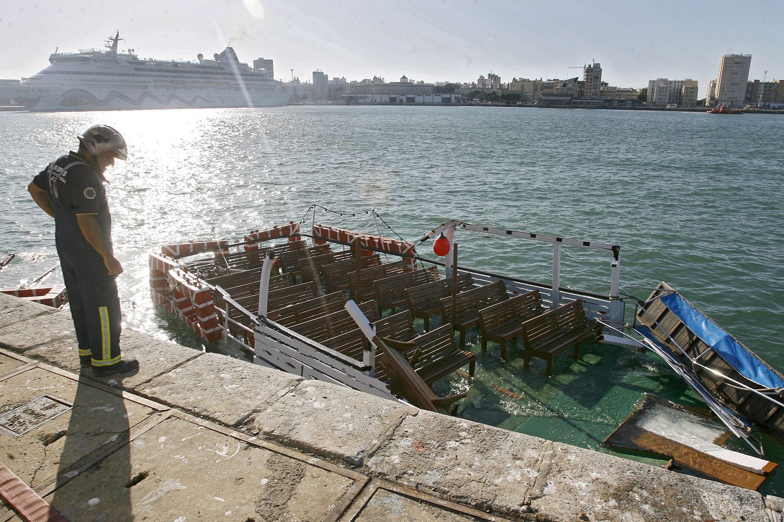 Así fue el espectacular hundimiento del Vaporcito del Puerto en el muelle de Cádiz