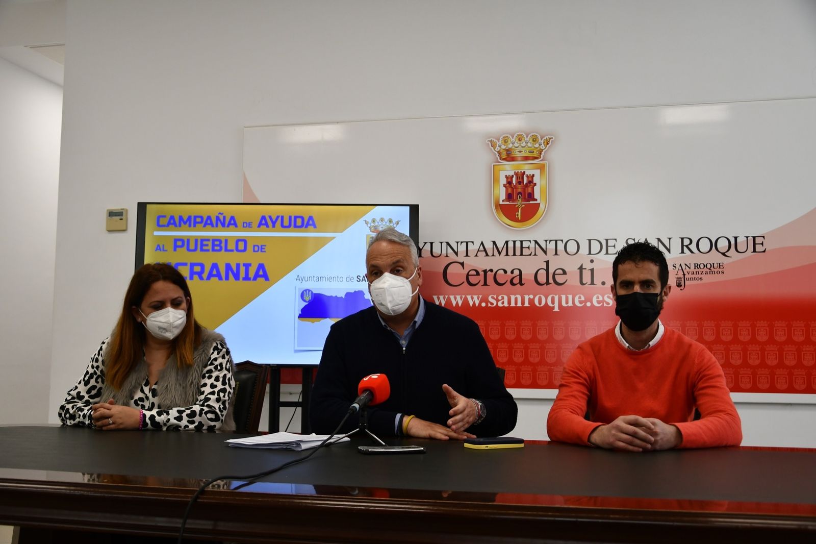 El alcalde de San Roque, Juan Carlos Ruiz Boix, con la teniente de alcalde delegada de Igualdad y Asuntos Sociales, Mónica Córdoba, y el concejal de Participación Ciudadana, David Ramos.