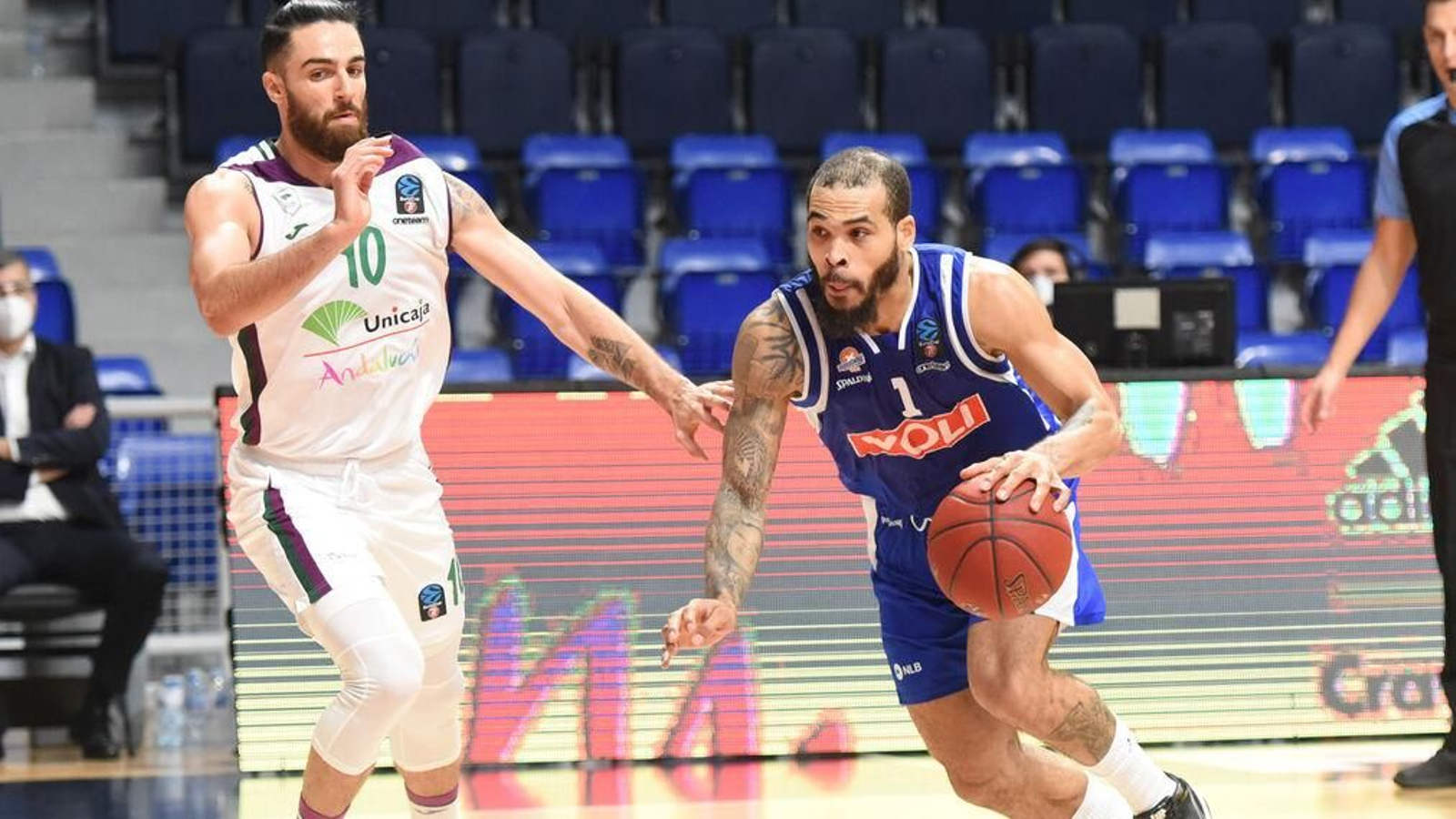 Francis Alonso trata de defender al jugador del Buducnost Cobbs , en el último partido de Eurocup.