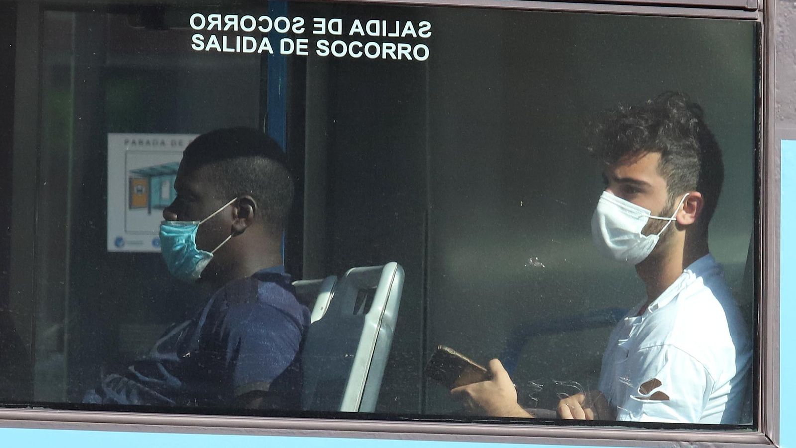 La mascarilla sigue siendo obligatoria en el transporte público.