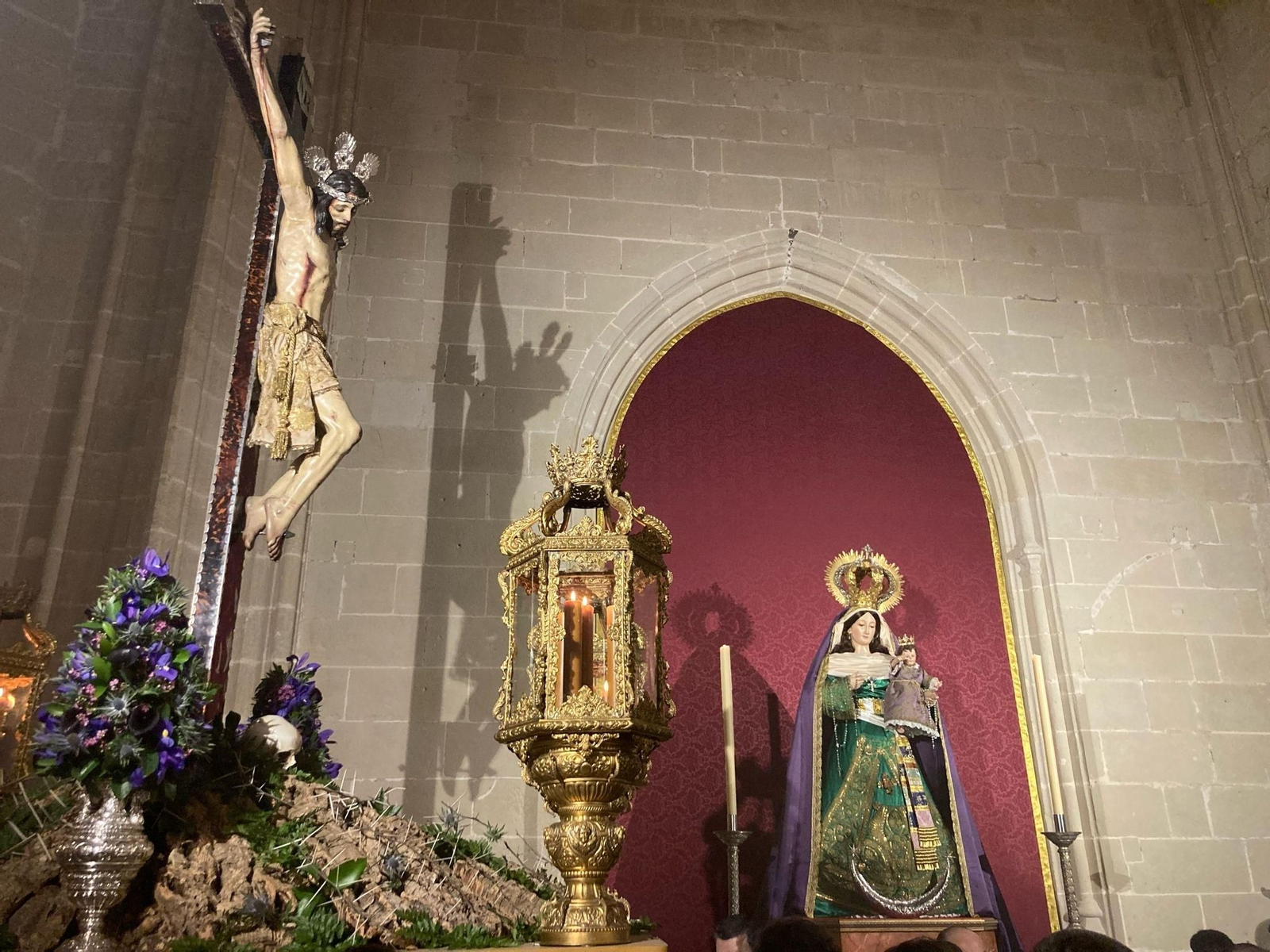 El Cristo del Calvario, en el interior de la Parroquia de Santiago, durante un viacrucis celebrado en la Cuaresma de 2024. El Cristo del Calvario, en el interior de la Parroquia de Santiago, durante un viacrucis celebrado en la Cuaresma de 2024.