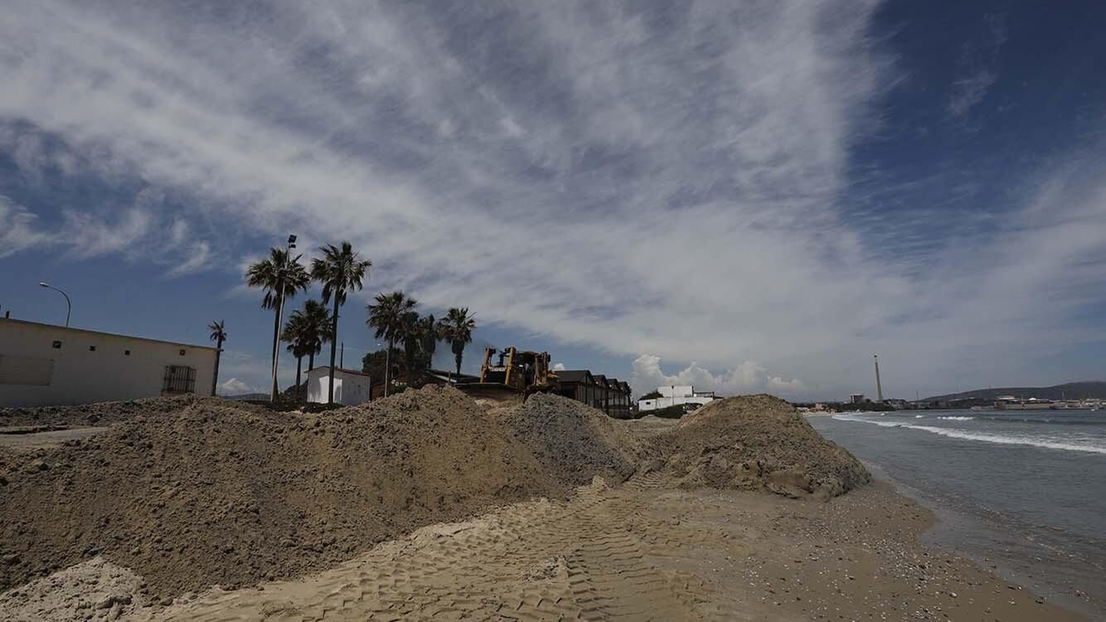 Las fotos del trasvase de arena en la playa de El Rinconcillo