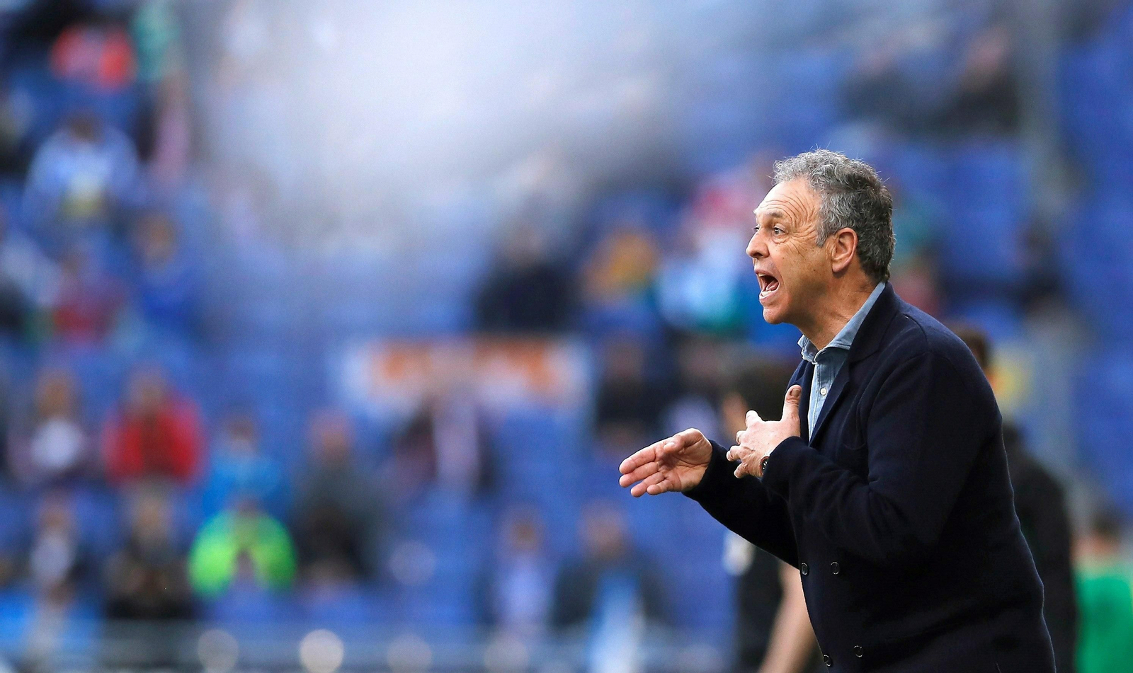 Joaquín Caparrós realiza indicaciones desde la banda del RCDE Stadium.