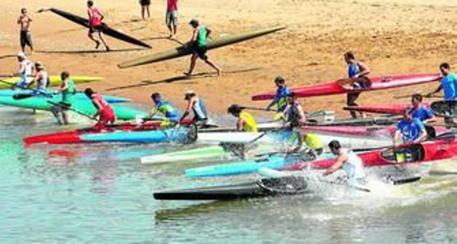 La salida fue uno de los momentos más espectaculares; abajo, otro momento de la competición de piragüismo en la jornada de ayer.