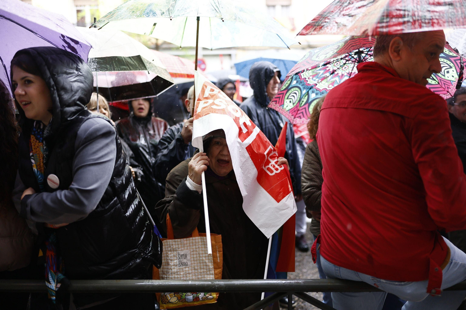 La militancia socialista apoya en la calle a Pedro Sánchez