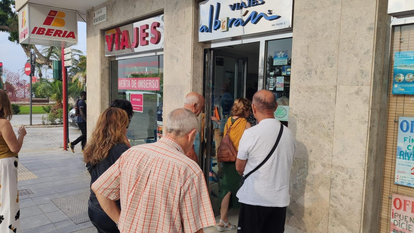 Grupo de pensionistas entrando a una de las agencias que vende estos paquetes vacacionales.