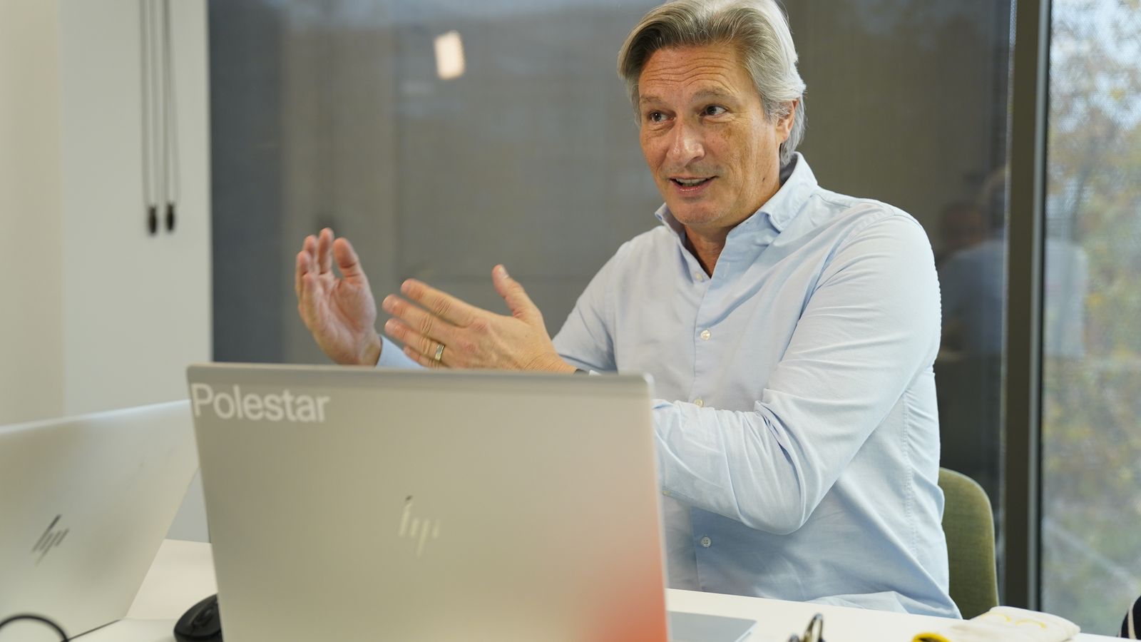 "Nuestro modelo de negocio es “figital”, una mezcla de físico y digital", lo que lleva a vender los coches por Internet pero contar con showrooms para vivir en ellos "la experiencia Polestar".