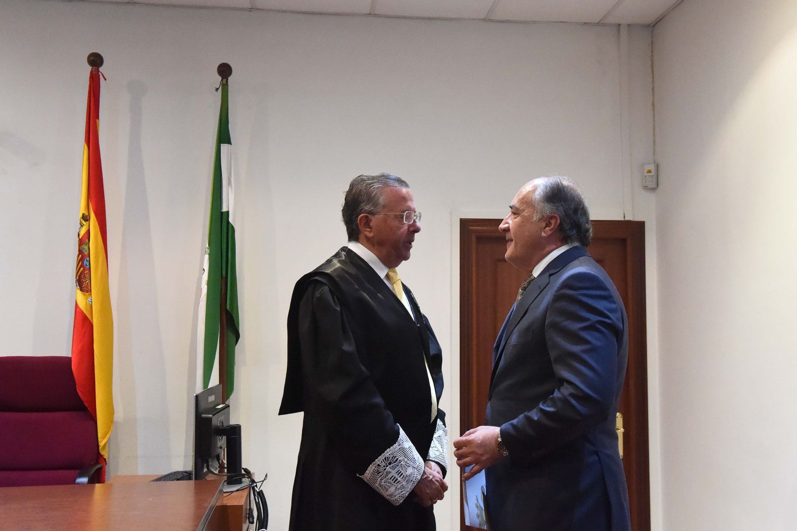 Landaluce, a la derecha, dialoga con Gutiérrez Luna.