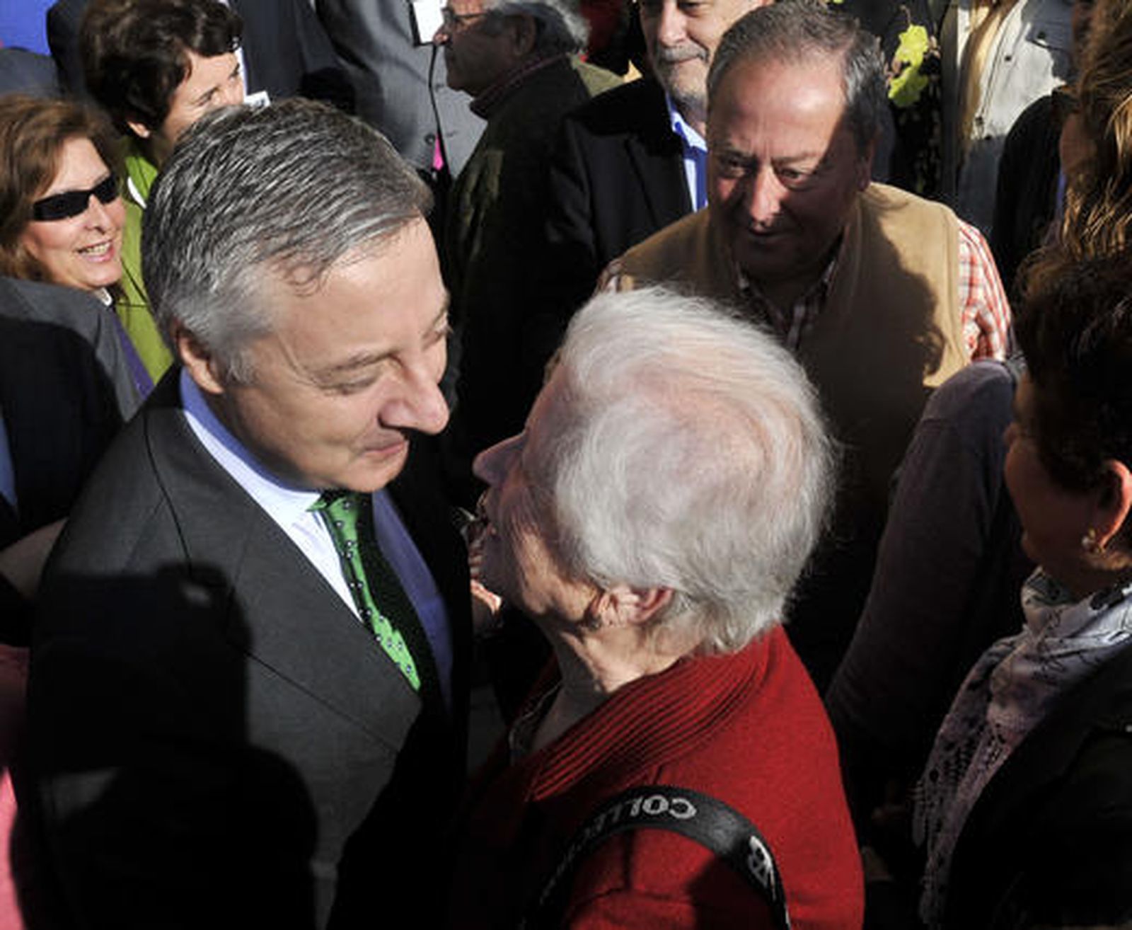 José Blanco saluda a una mujer en la estación de Villanueva del Ariscal-Olivares

Foto: Juan Carlos Vazquez