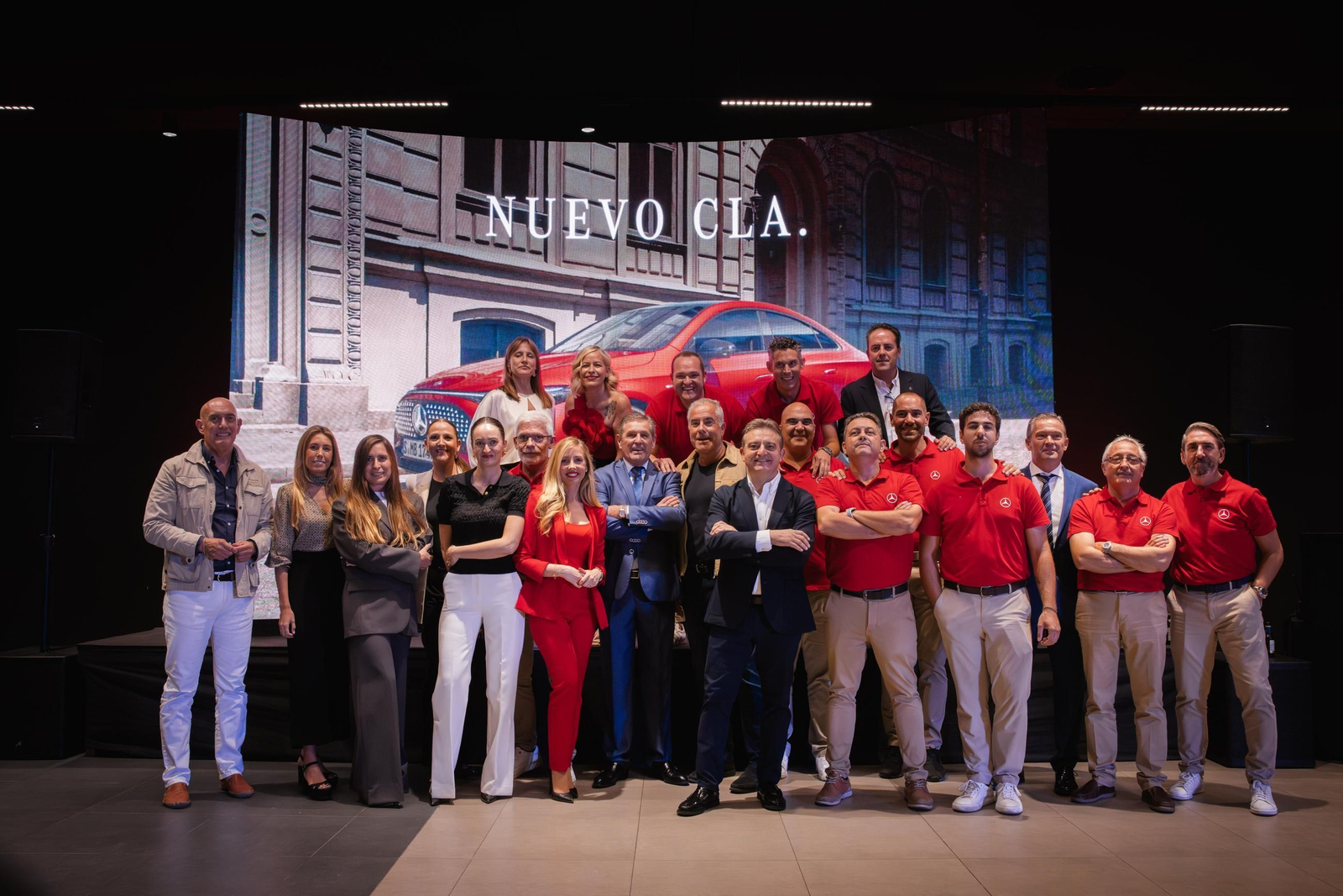 Fotografía de familia con el equipo del concesionario oficial de Mercedes-Benz Granada Premium.