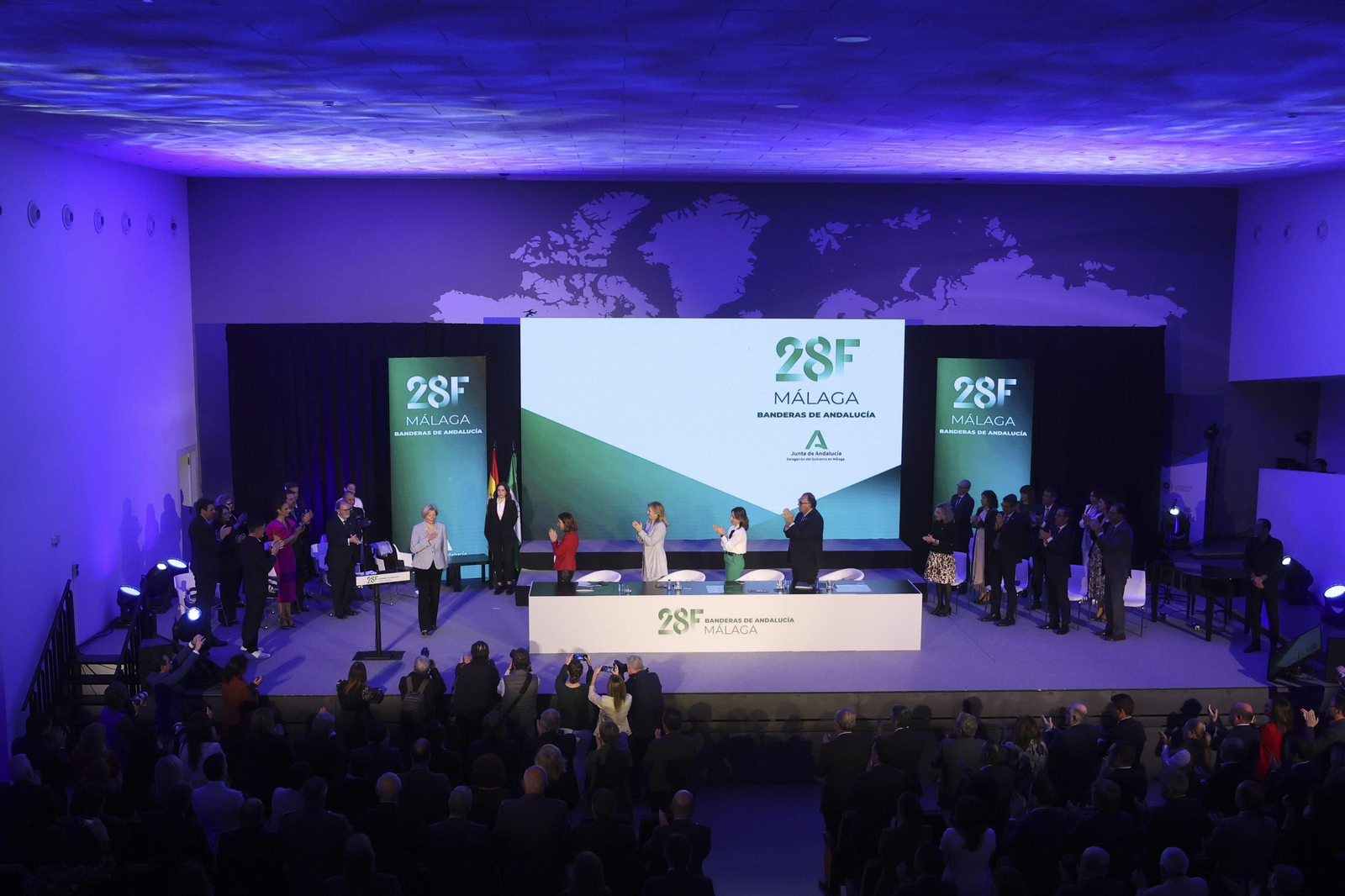 Las fotos de la entrega de las Banderas por el 28-F en Málaga