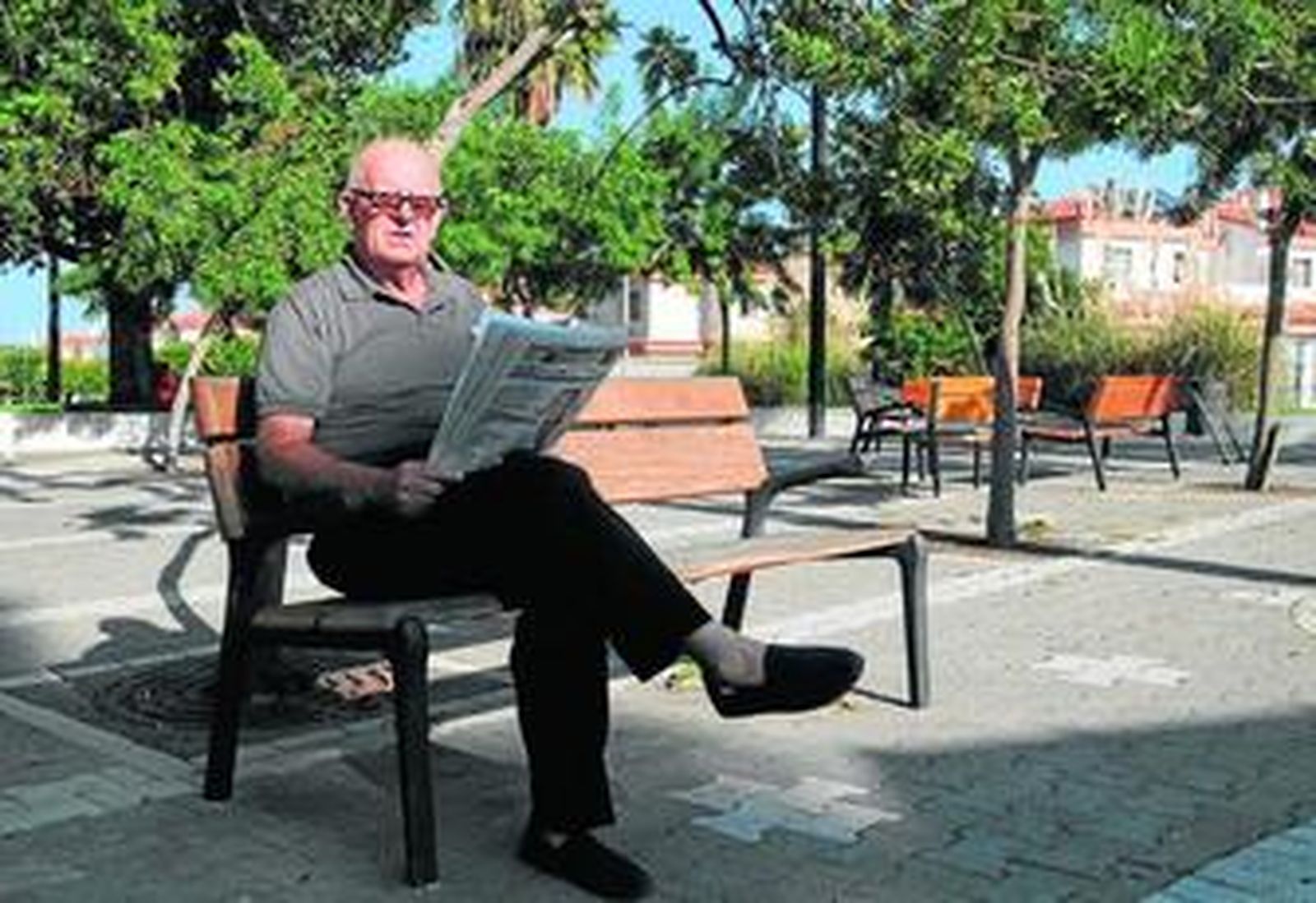 Manuel Pacheco, extrabajador de la Base, lee Diario de Cádiz, en una plaza de Rota.
