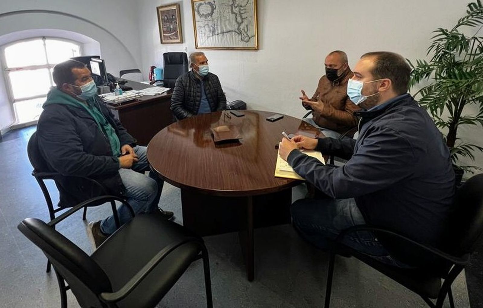 La reunión del Ayuntamiento de Sanlúcar con el sector pesquero local.
