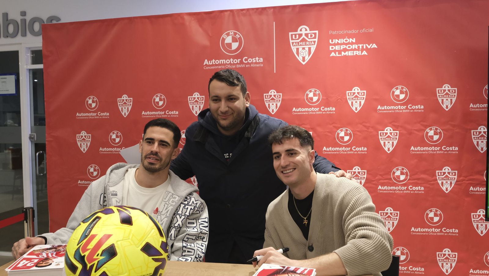 Jon Mocillo y Miguel de la Fuente firman autógrafos en Automotor Costa BMW