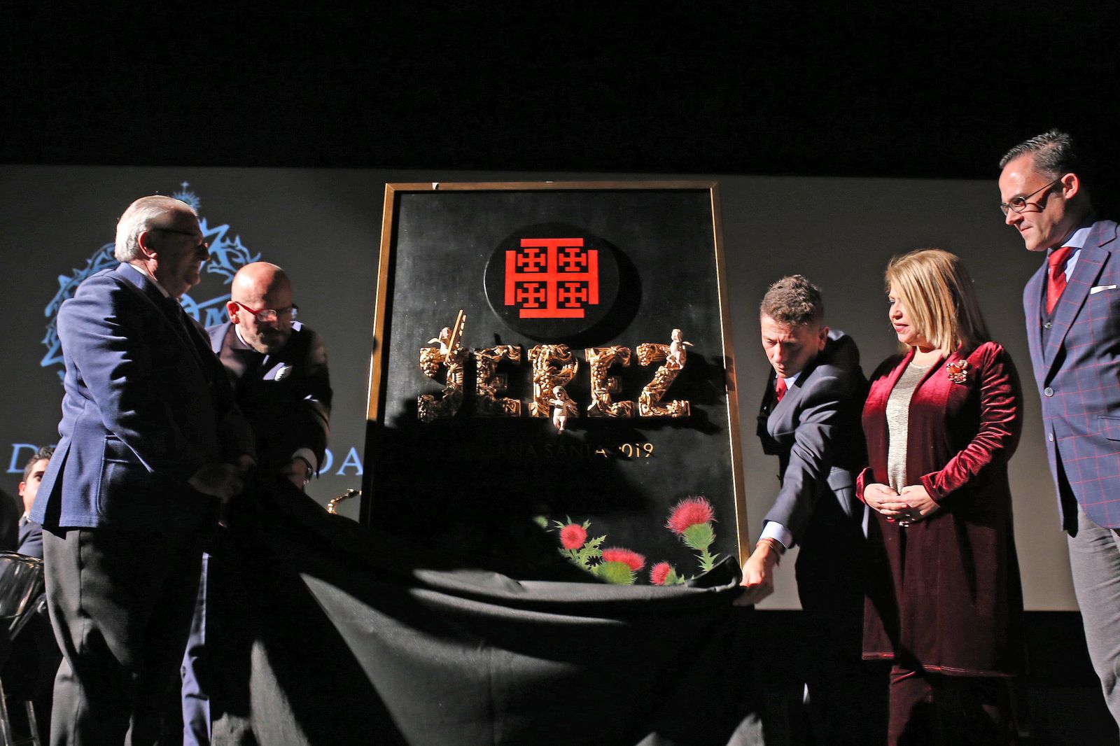 Momento en el que se descubre la obra de Daroal que anunciará la Semana Santa de Jerez 2019.