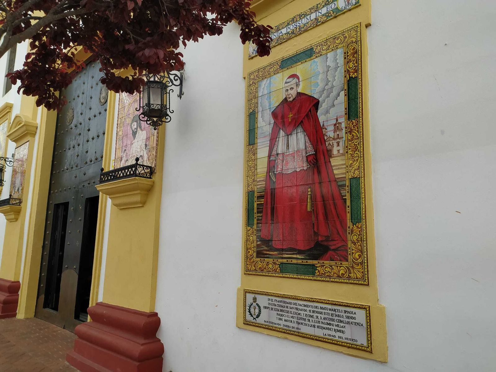 Azulejo dedicado a Spínola en la fachada de la parroquia de la Pastora.