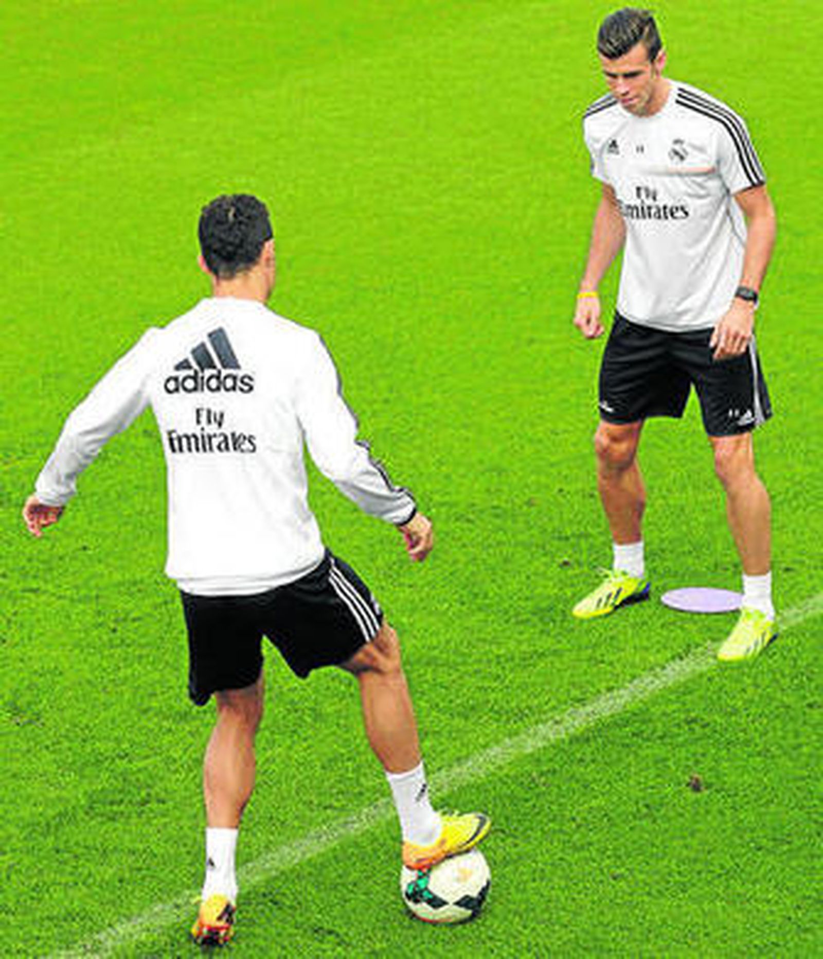 Gareth Bale, la gran atracción de hoy, pelotea con Cristiano Ronaldo en el último entrenamiento madridista.