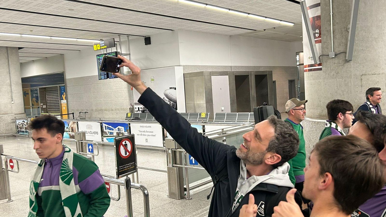 Alegría en la llegada del Unicaja al aeropuerto.