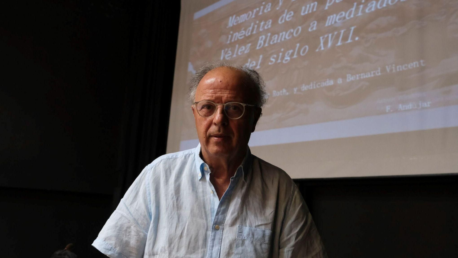 Francisco Andújar antes de la conferencia sobre Vélez Blanco.
