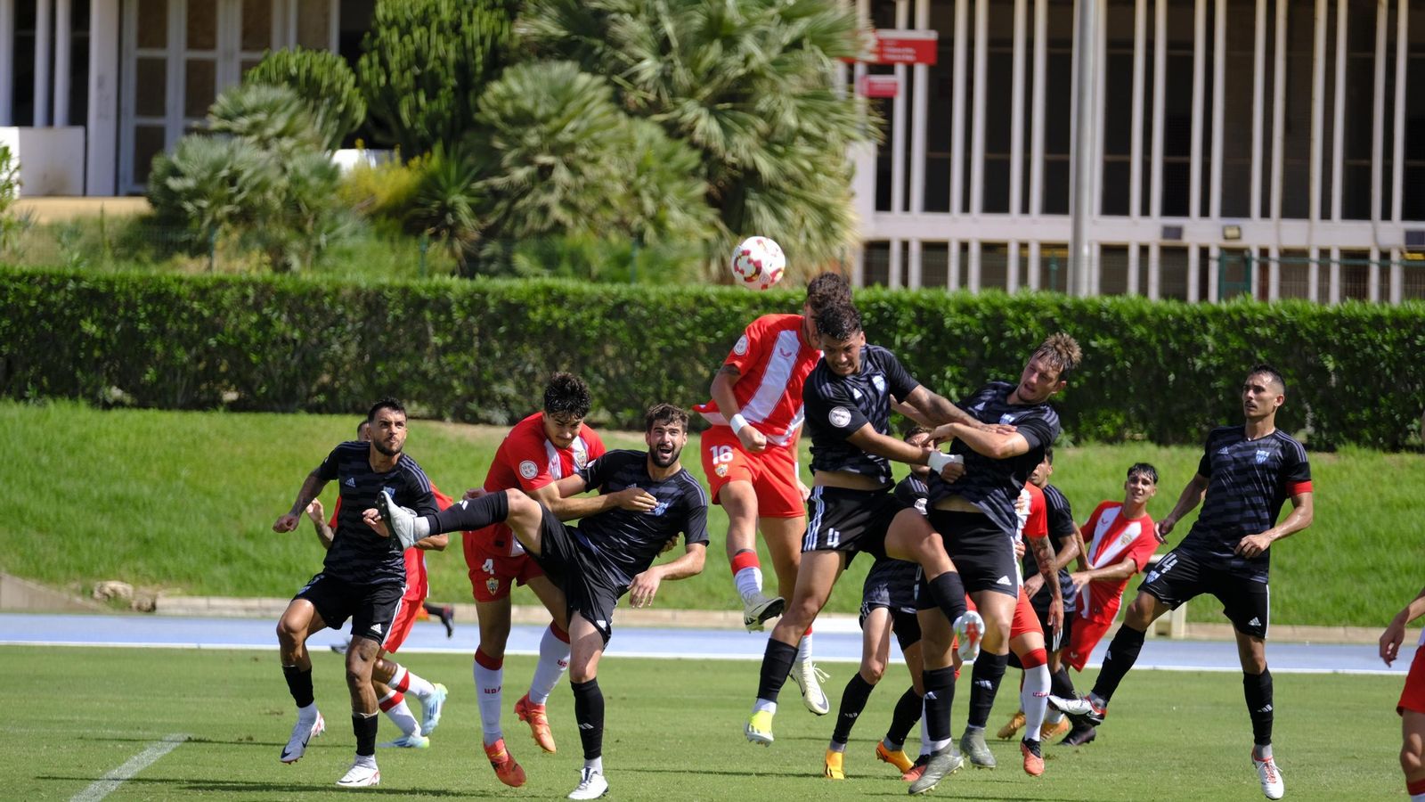 Disputa por un balón aéreo durante el encuentro de la primera vuelta que enfrentó a ambos en el Anexo.