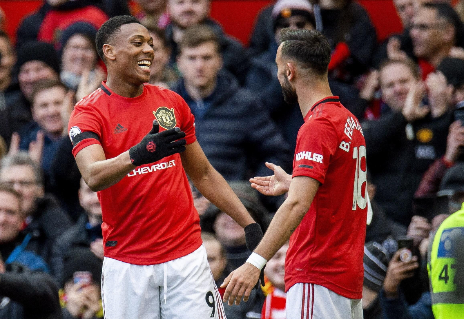 Martial celebra un gol con Bruno Fernandes en el Manchester United.