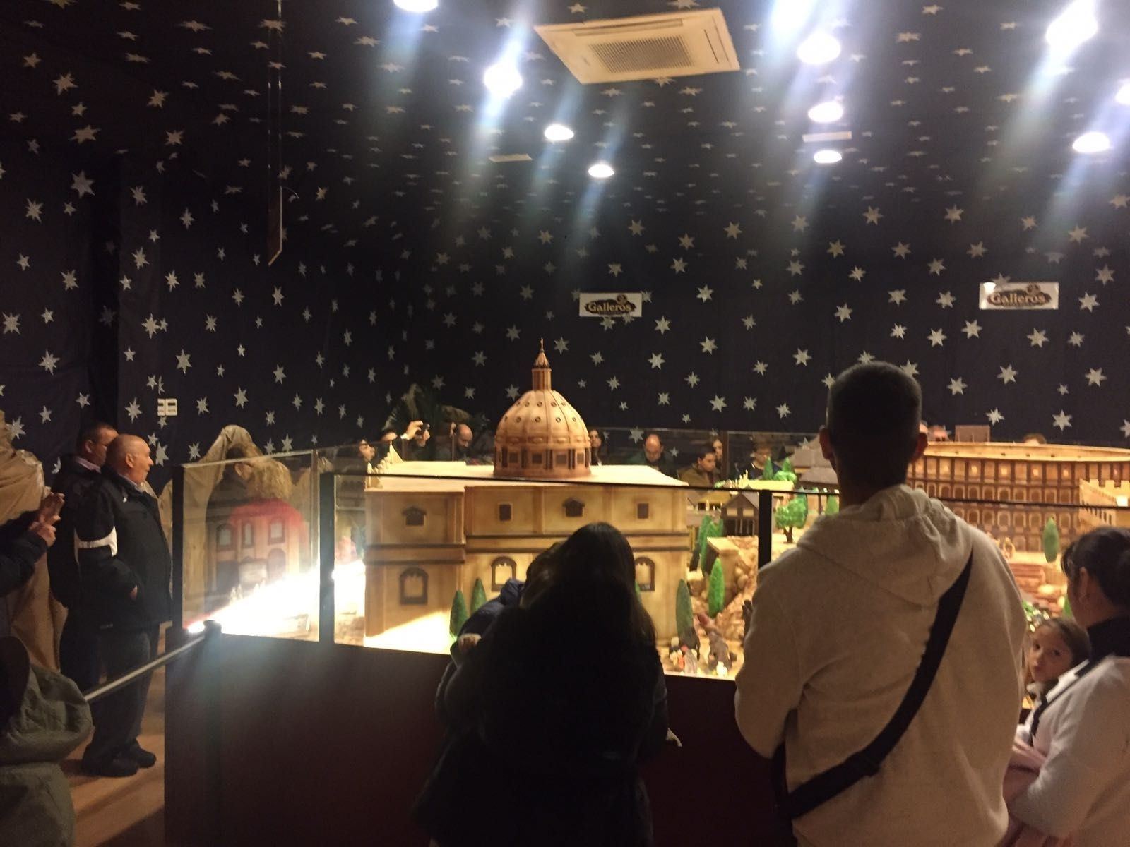 1. Un grupo de turistas visita una de las salas del Museo del Chocolate, que este año ha dedicado a Italia su tradicional Belén de chocolate e incluye algunos de los monumentos más representativos de este país; para su elaboración se han empleado 250 kilos de chocolate 2. Visitantes del Museo del Azúcar, que muestra 60 figuras, entre ellas, de la conocida saga cinematográfica de 'Star wars' y las más tradicionales del sector. 3. Asistentes a una degustación en el Museo del Anís.  4. Museo del Jamón. 5. Uno de los puestos instalados este año en el Paseo del Fresno.