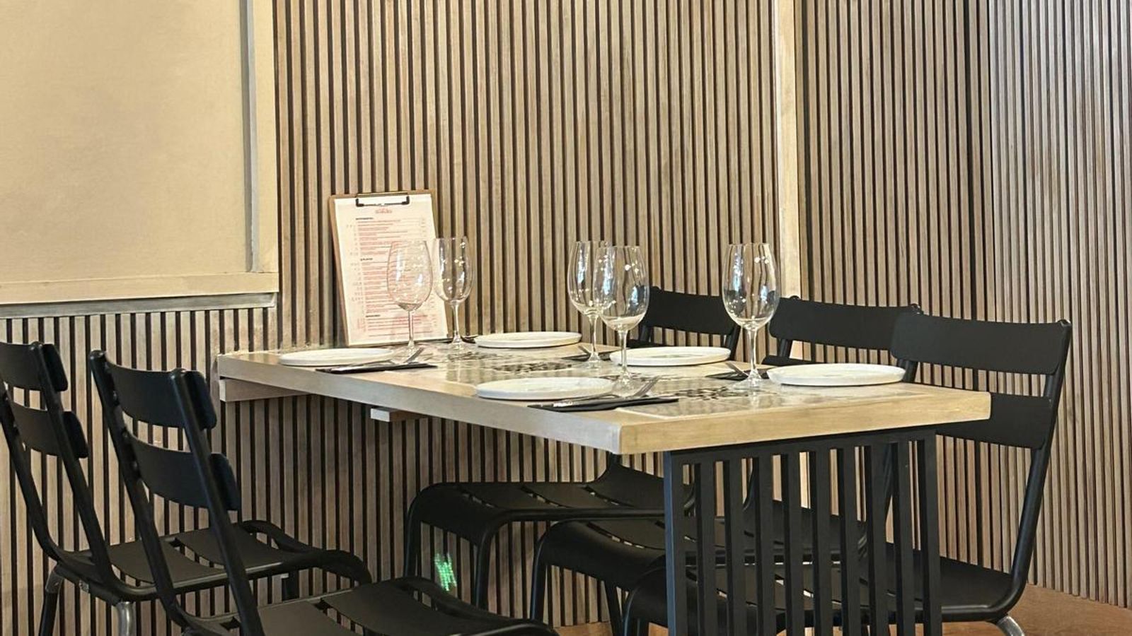 Salón de Bodegas Izakaya