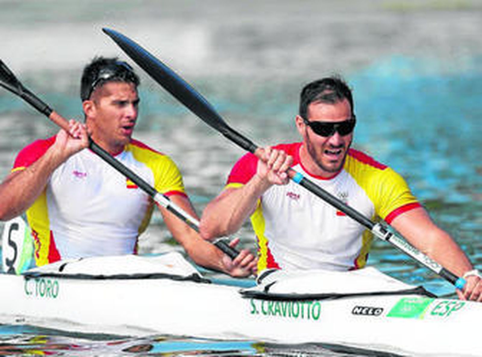 Saúl Craviotto, en primera instancia, hace de guía en el K2 con Cristian Toro, en segundo plano.