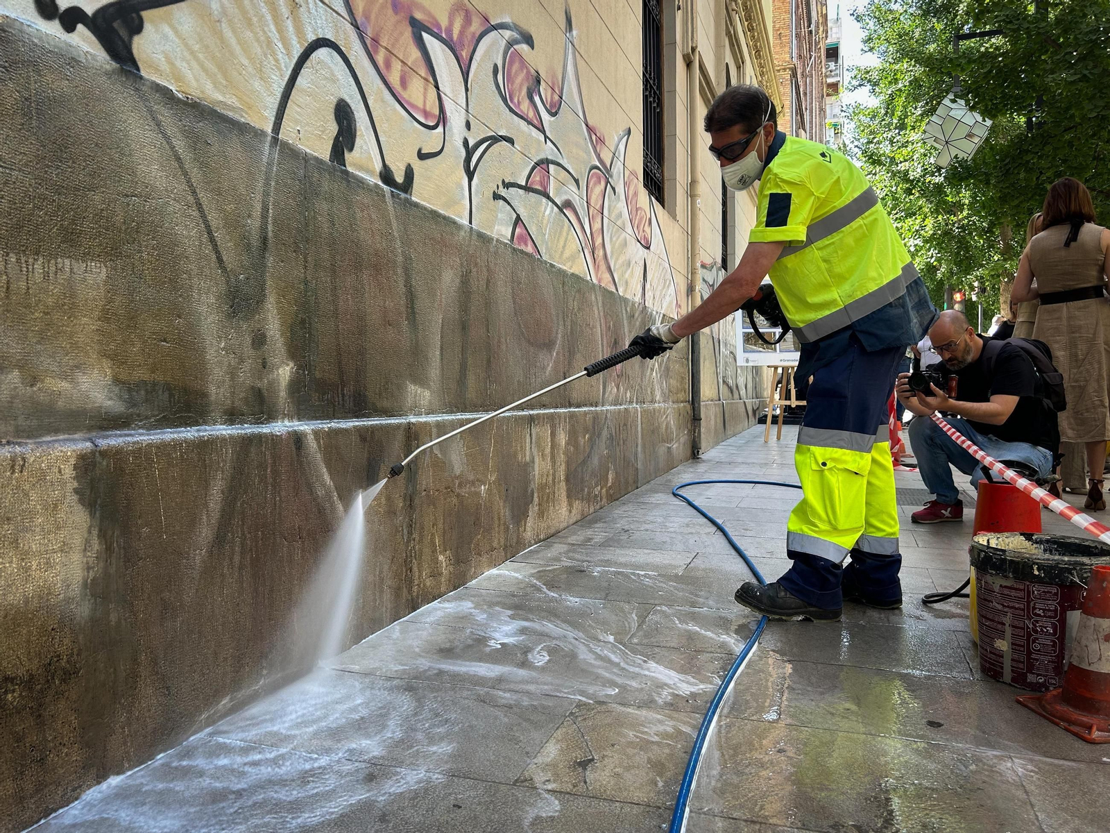 Un operario de Inagra retirando una pintada este miércoles en Gran Vía. Un operario de Inagra retirando una pintada este miércoles en Gran Vía.