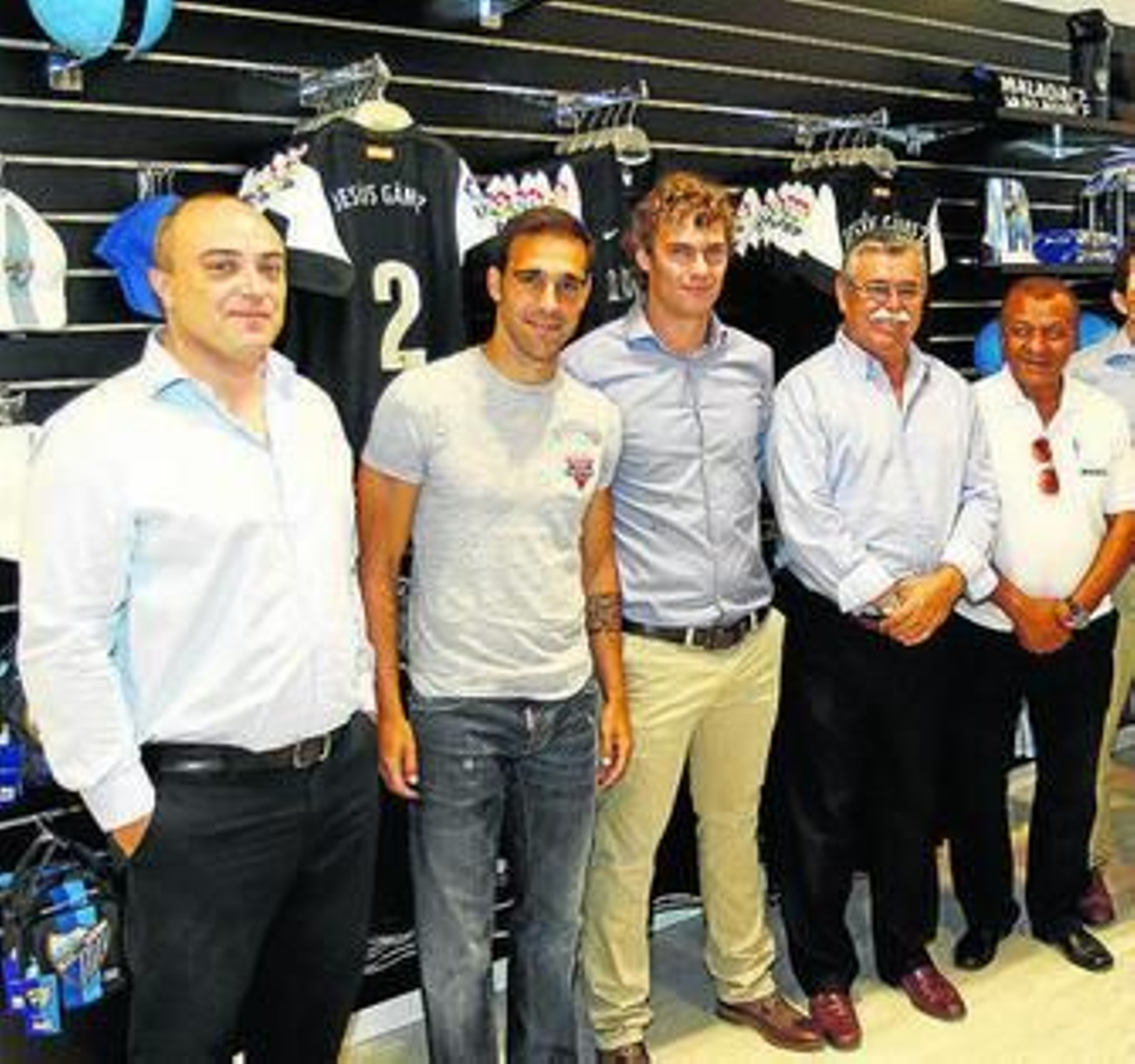 Jesús Gámez, entre otros, ayer en la tienda oficial de Fuengirola. Jesús Gámez, entre otros, ayer en la tienda oficial de Fuengirola.