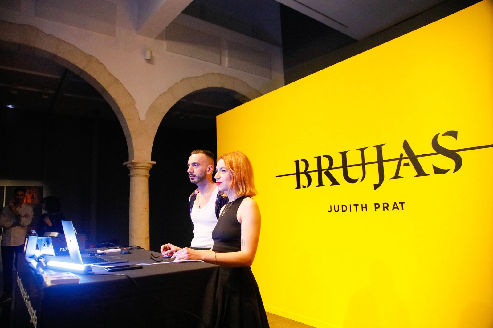Te contamos en imágenes como ha sido el inicio de la exposición Brujas de Judith Prat
