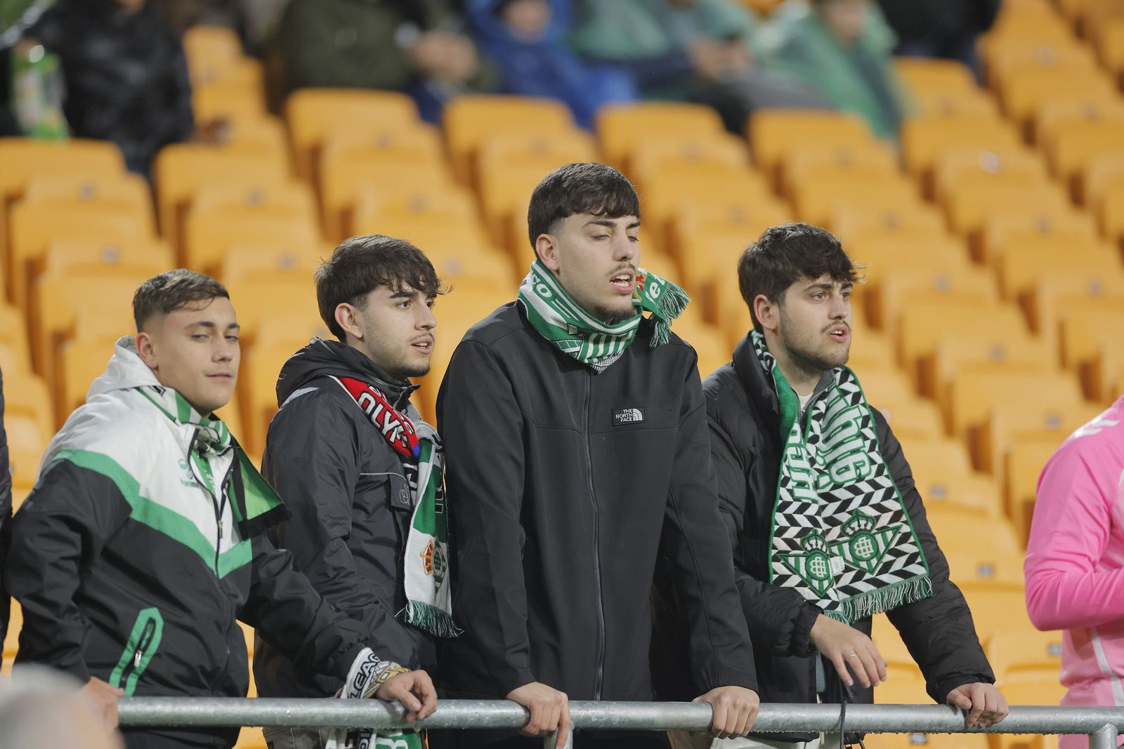 Buscate en las fotos del Betis - Feyenoord