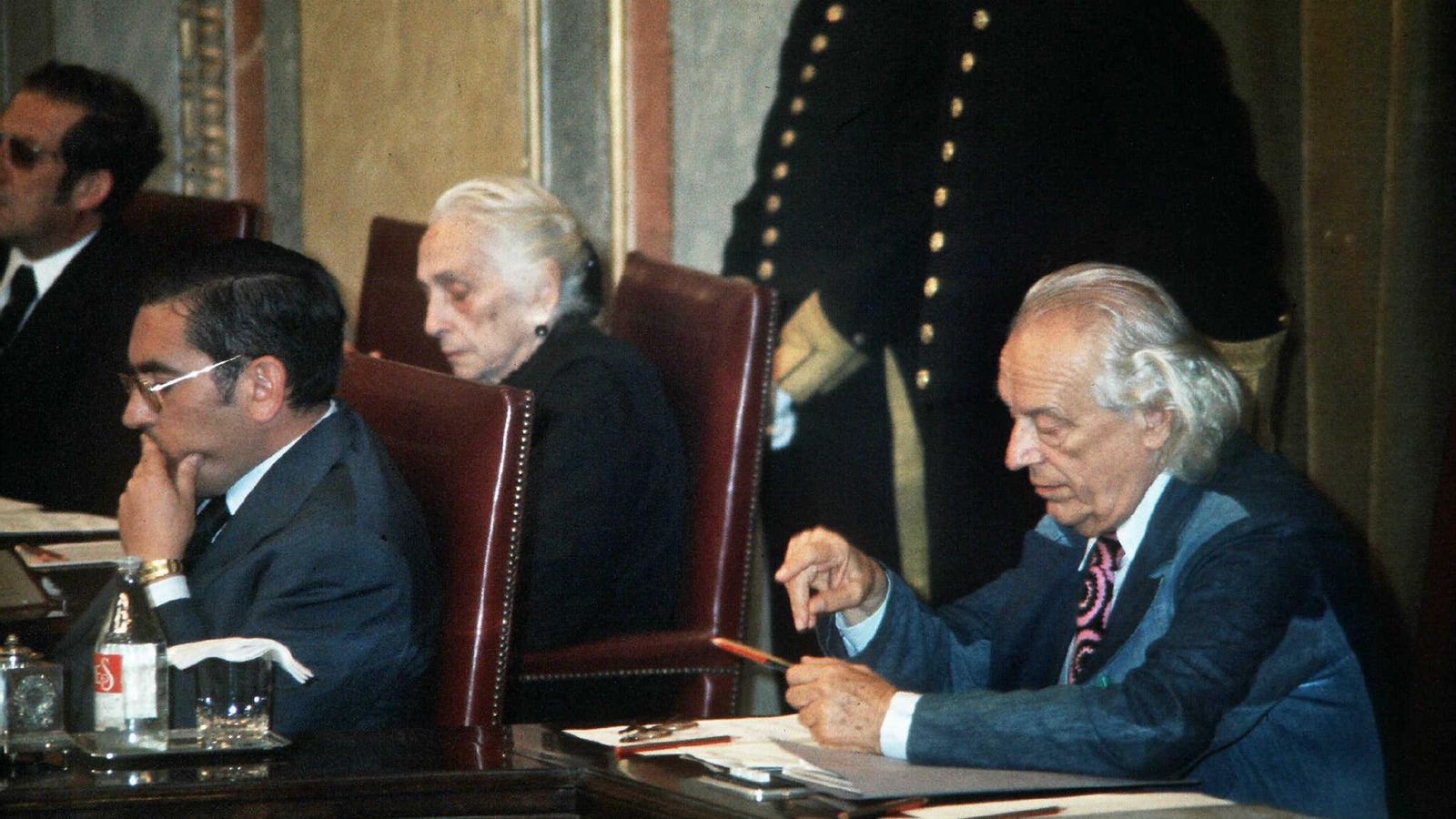 Alberti ejerció de vicepresidente de la Mesa en la sesión de apertura de la Legislatura Constituyente en el Congreso de los Diputados. Alberti ejerció de vicepresidente de la Mesa en la sesión de apertura de la Legislatura Constituyente en el Congreso de los Diputados.