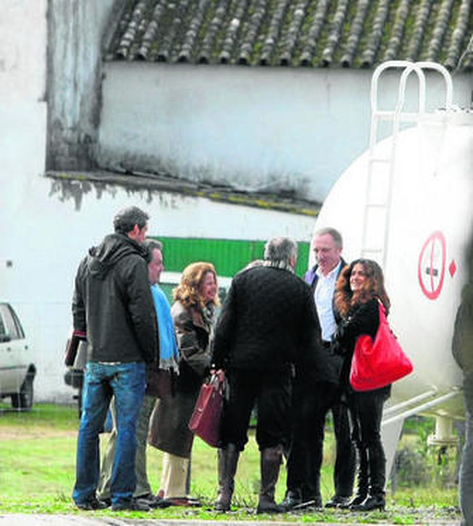 François-Henri Pinault y Salma Hayek saludan a la directora gerente, Isabel Ugalde (en el centro).
