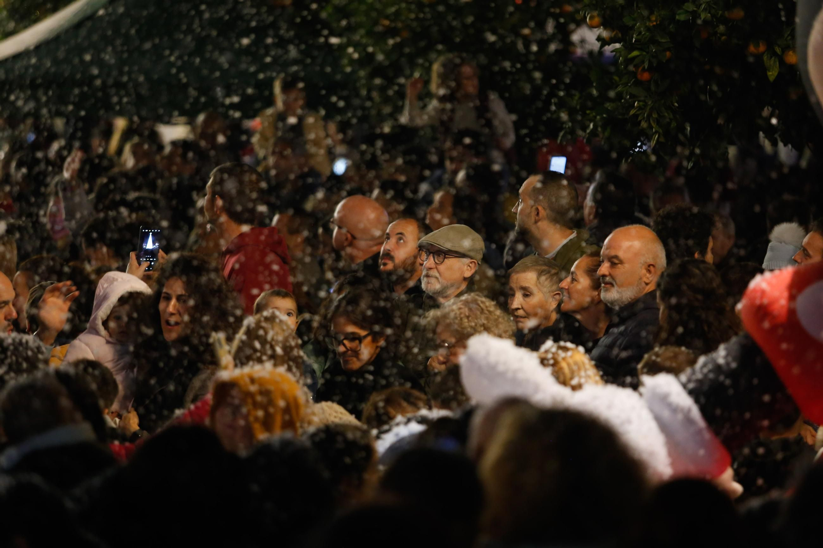 Fotos del encendido del alumbrado navideño en Los Barrios y la gran nevada artificial