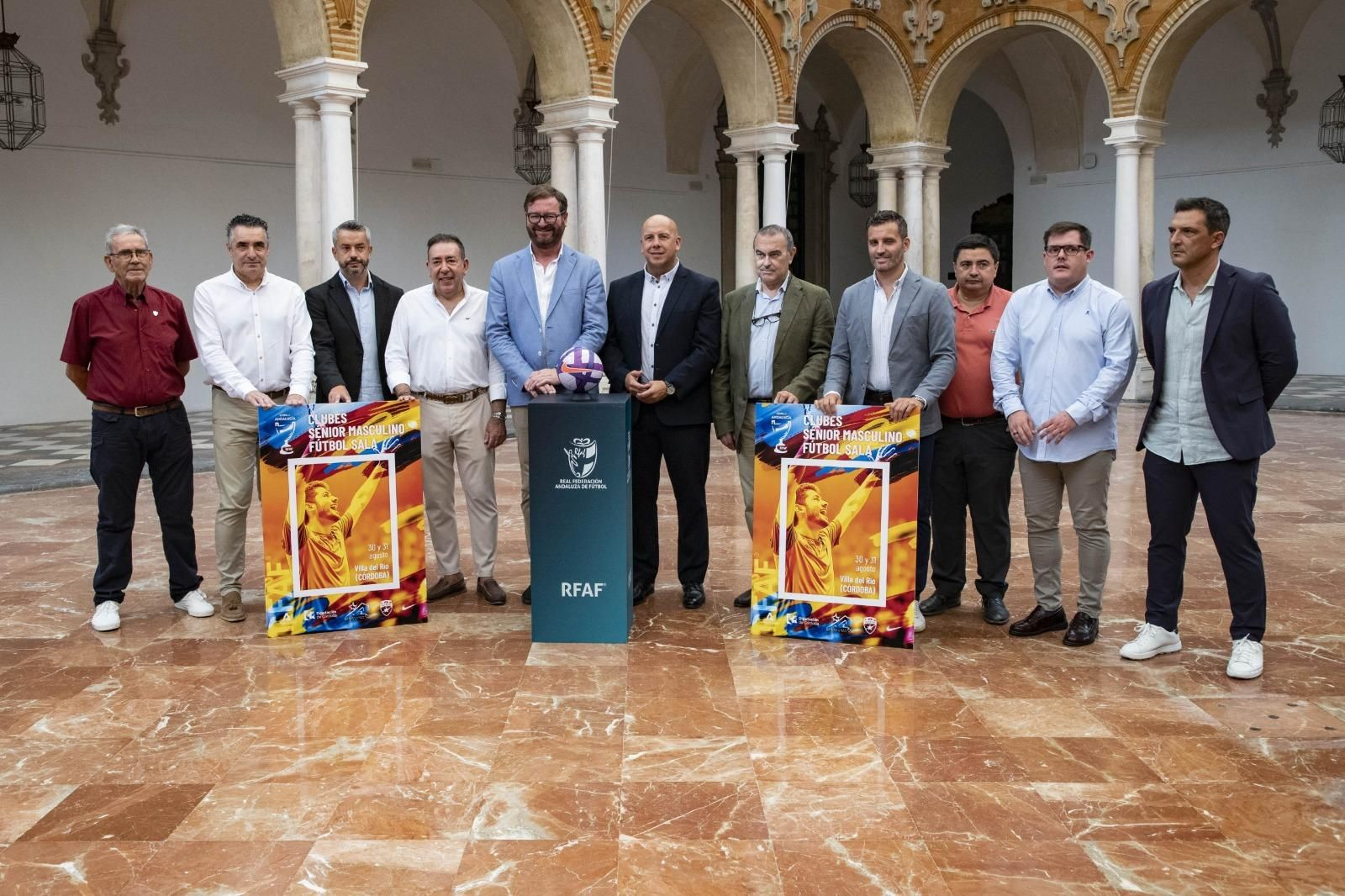Foto de familia de las autoridades en la presentación del evento.