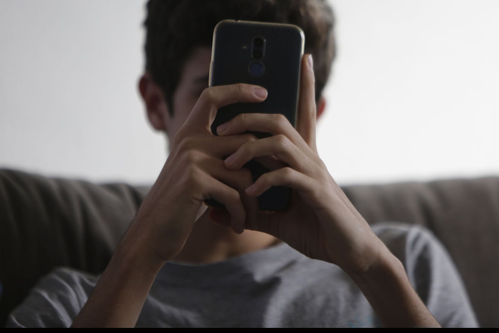 Joven usando su smartphone | Imagen de archivo