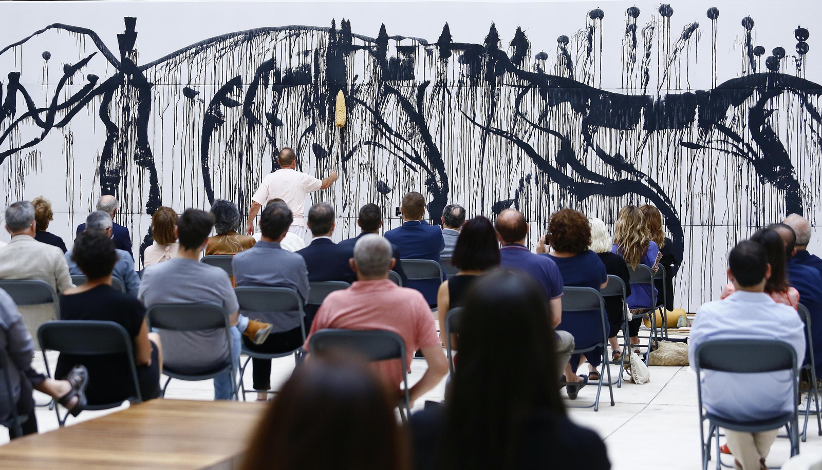 Fotos: Así es 'Despintura fònica', la performance de Miquel Barceló en el Museo de Málaga