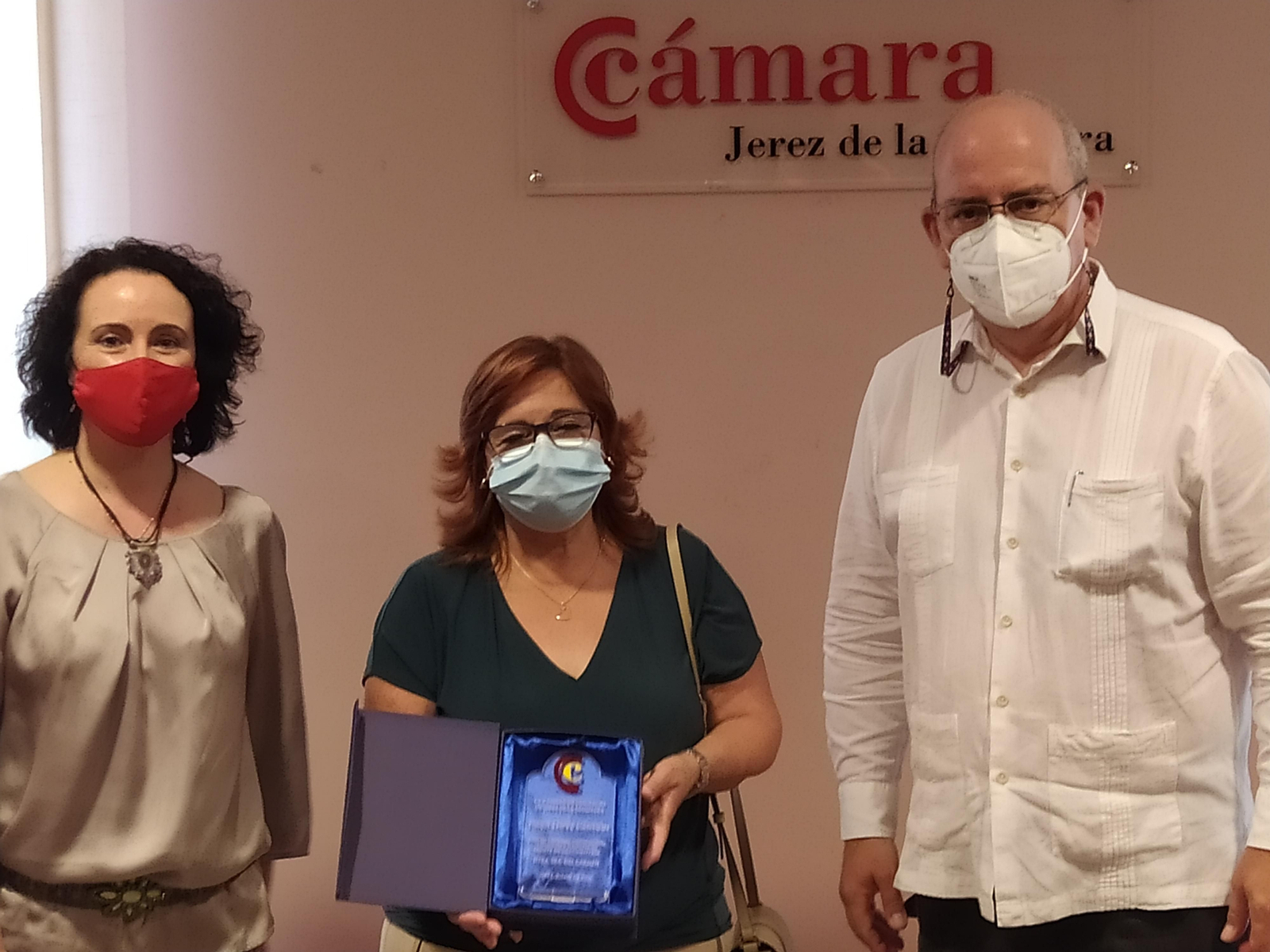 Nela García Jarillo, Paqui López Candón y Javier Sánchez Rojas en el acto de entrega de la placa.