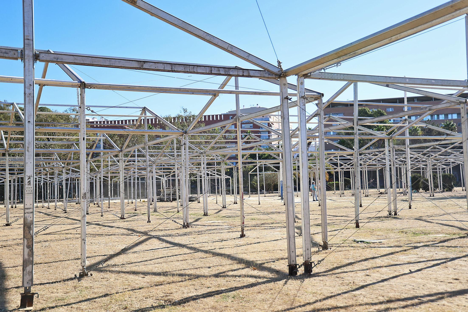 Imágenes del inicio del montaje de las casetas para la Feria de Otoño y del Caballo de Huelva